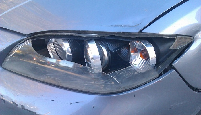 Coche con faro roto